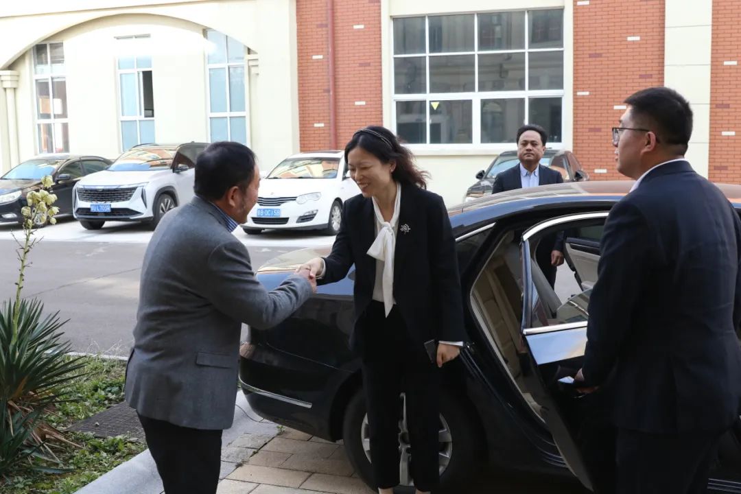 Pemimpin Distrik Baru Qingdao West Coast Xue Wenqian Ngunjungi Tianyi Muzu kanggo Riset lan Bimbingan